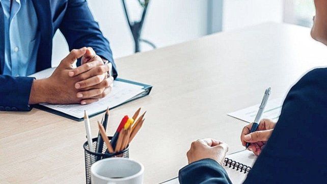 En el mercado laboral actual hay mucha demanda de empleo, pero poca oferta En el mercado laboral actual hay mucha demanda de empleo, pero poca oferta