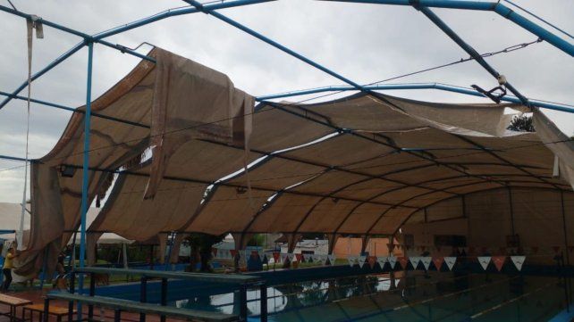 La lona que recubre el natatorio climatizado del Club Paracao ya no puede reutilizarse para esa función. La lona que recubre el natatorio climatizado del Club Paracao ya no puede reutilizarse para esa función.