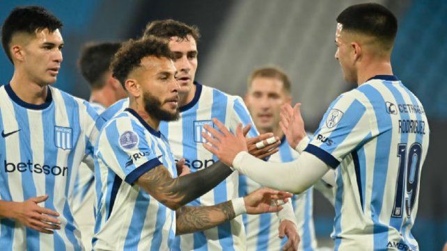 Racing venció 2-0 a Independiente Petrolero en el cierre de su actuación en la Copa Sudamericana. Racing venció 2-0 a Independiente Petrolero en el cierre de su actuación en la Copa Sudamericana.