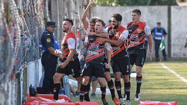 Lautaro Osuna festeja el gol de Cañadita en Viale.