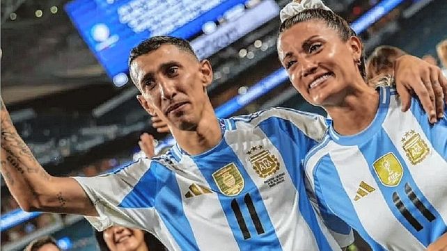 Ángel Di María junto a su esposa, Jorgelina Cardoso, en la consagración. Ángel Di María junto a su esposa, Jorgelina Cardoso, en la consagración.