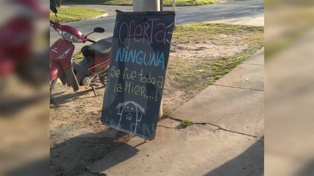Una verdulería de calle Hernandarias, en Paraná, colocó un cartel en la vereda para dar cuenta de la situación del local y la imposibilidad de rebajar precios Una verdulería de calle Hernandarias, en Paraná, colocó un cartel en la vereda para dar cuenta de la situación del local y la imposibilidad de rebajar precios