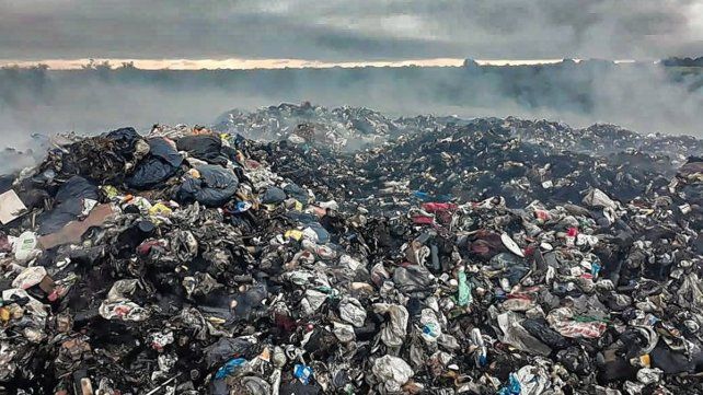Preocupan las quemas en el basural a cielo abierto de Santa Elena