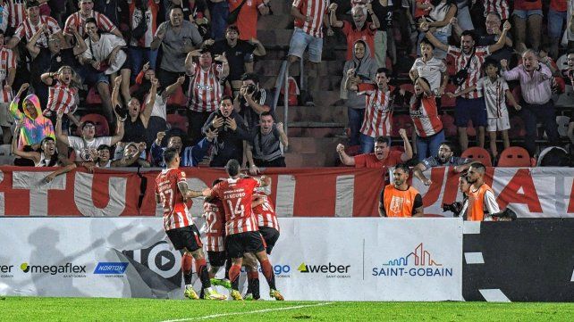 Estudiantes ganó sobre el final y festejó con su gente en el Estadio UNO. Estudiantes ganó sobre el final y festejó con su gente en el Estadio UNO.