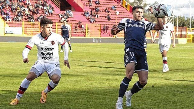 El volante de Patronato Valdez Chamorro marca a Ramón Sosa