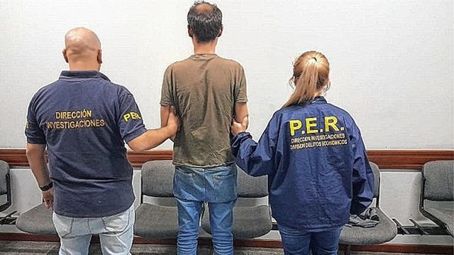 La Policía capturó al estafador en Paraná. Hubo persecución por techos y patios, en un cerrojo barrial. Hay una importante cantidad de personas damnificadas