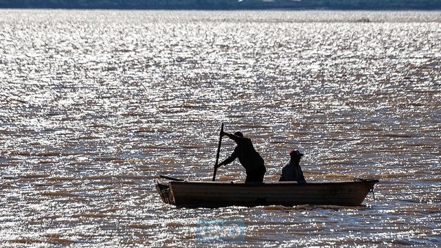La crecida del río Paraná afecta a los pescadores