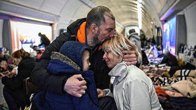 Rusia y Ucrania retoman el diálogo mientras siguen los combates y el éxodo de refugiados