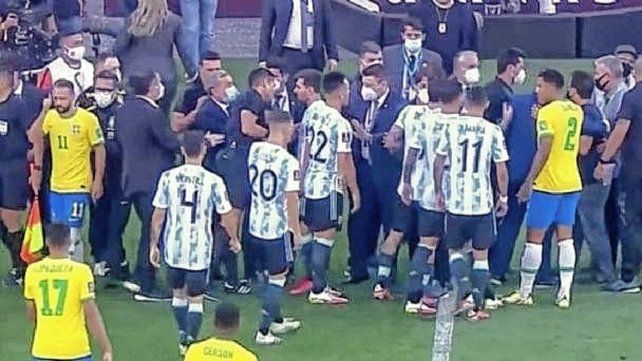 Papelon: agentes de ANVISA ingresaron al campo de juego a pedir la suspensión del partido.