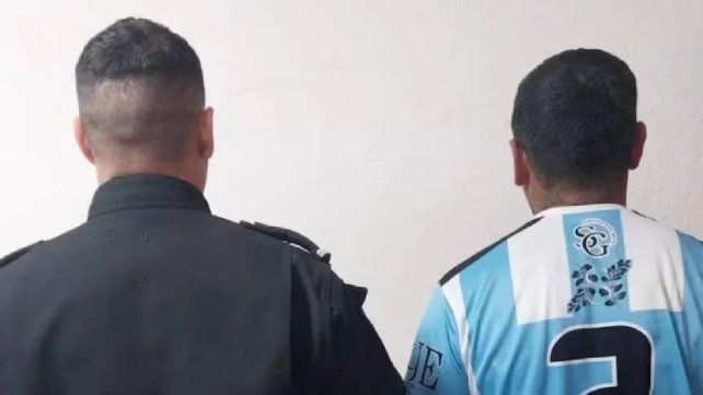 Escándalo: detuvieron a un futbolista en Santa Fe tras agredir al árbitro luego de ser expulsado. Escándalo: detuvieron a un futbolista en Santa Fe tras agredir al árbitro luego de ser expulsado.