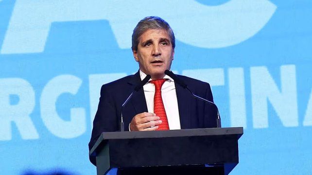 Luis Caputo buscó enviar un mensaje de tranquilidad a los mercados en un contexto de inestabilidad cambiaria. Luis Caputo buscó enviar un mensaje de tranquilidad a los mercados en un contexto de inestabilidad cambiaria.