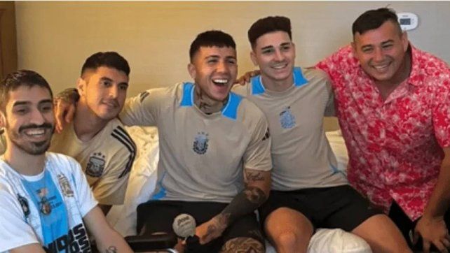 Julián Álvarez, Enzo Fernández y Exequiel Palacios sorprendieron a un hincha Julián Álvarez, Enzo Fernández y Exequiel Palacios sorprendieron a un hincha