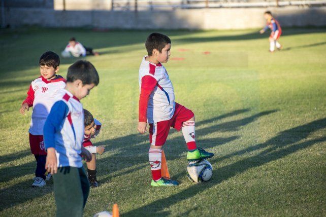 Pisando la pelota en plena práctica del Decano en el día del futbolista argentino.