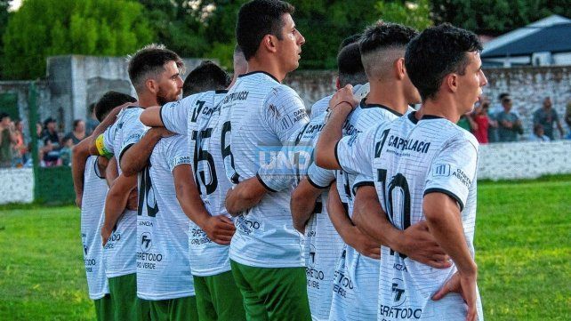 Los jugadores de Oro Verde en la tanda de penales.