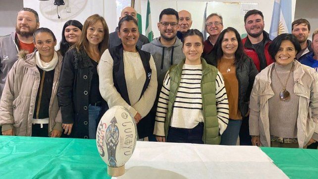 Alejandra Linares (chaleco verde y buzo blanco con tiras negras) junto a la nueva comisión del Curiyú. Alejandra Linares (chaleco verde y buzo blanco con tiras negras) junto a la nueva comisión del Curiyú.