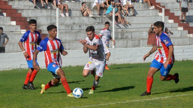 En el Mutio Atlético Paraná y Libertad empataron 0 a 0 por el Torneo Regional Amateur. En el Mutio Atlético Paraná y Libertad empataron 0 a 0 por el Torneo Regional Amateur.