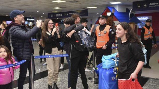 Un vuelo con 54 alumnos llegó este viernes a Argentina proveniente de la ciudad italiana de Roma, luego de que los estudiantes se quedaran varados en Israel Un vuelo con 54 alumnos llegó este viernes a Argentina proveniente de la ciudad italiana de Roma, luego de que los estudiantes se quedaran varados en Israel