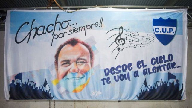 La bandera en homenaje a Chacho Comar. La bandera en homenaje a Chacho Comar.