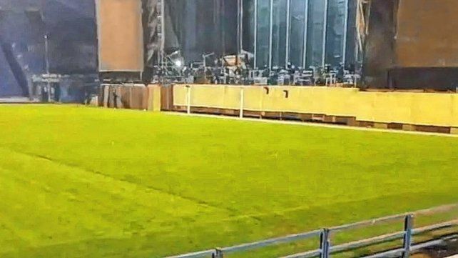 Un escenario al lado del arco en Vélez