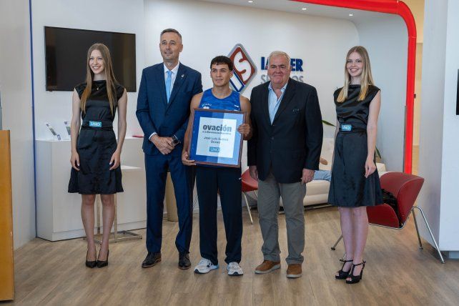 Gustavo Hein, diputado provincial y Alejandro Cartasso, Gerente General de UNO, hicieron entrega del premio Ovación a José Luis Suárez Gustavo Hein, diputado provincial y Alejandro Cartasso, Gerente General de UNO, hicieron entrega del premio Ovación a José Luis Suárez