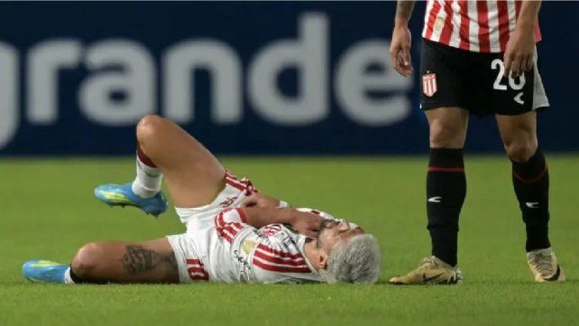 Alarma en Uruguay: De Arrascaeta se fracturó la clavícula y está con un pie afuera del Mundial Alarma en Uruguay: De Arrascaeta se fracturó la clavícula y está con un pie afuera del Mundial