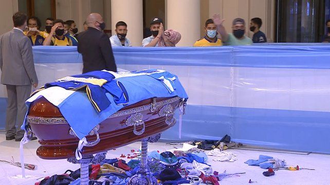 Una multitud despide a Diego Maradona en la Casa Rosada
