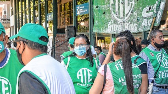 El paro se está haciendo sentir en las distintas dependencias públicas. El paro se está haciendo sentir en las distintas dependencias públicas.