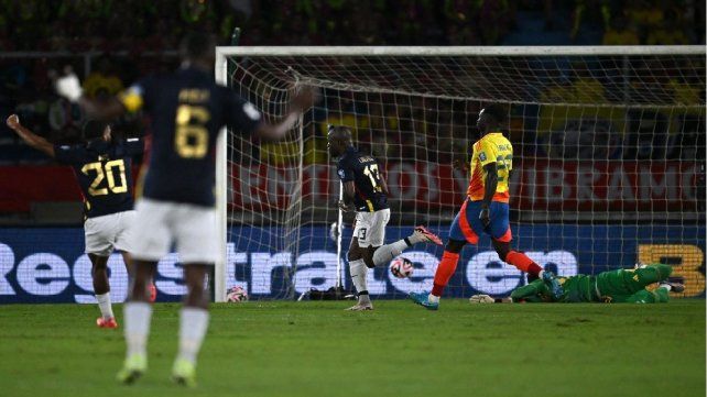 Golazo maradoneano de Enner Valencia para la victoria de Ecuador sobre Colombia. Golazo maradoneano de Enner Valencia para la victoria de Ecuador sobre Colombia.