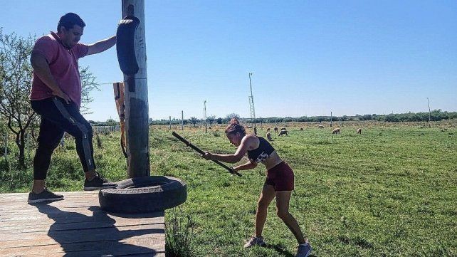 La Joyita Leiva entrenando bajo la atenta mirada de su técnico. Una cola de tornado voló el gimnasio que tenían y debe practicar al aire libre. La Joyita Leiva entrenando bajo la atenta mirada de su técnico. Una cola de tornado voló el gimnasio que tenían y debe practicar al aire libre.