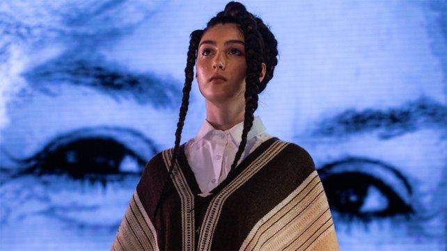 María Alejandra Asensio, de Paraná y Adriana Cassini, de Santa Fe confeccionaron un poncho que se desfiló en la apertura del MICA 2023, el pasado fin de semana