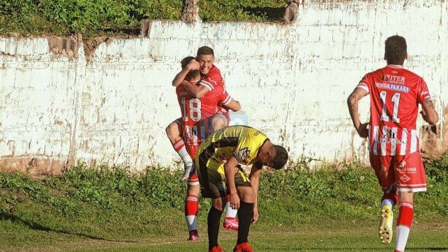 Los jugadores de Atlético Paraná festejan uno de los goles ante Crucero.