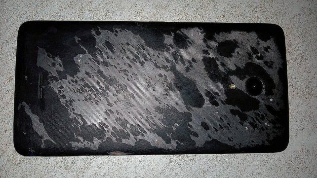 Una joven ofertaba el celular Alcatel en Facebook.