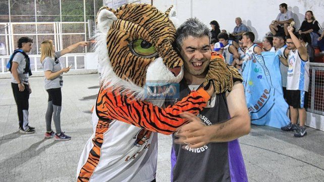 En el club Talleres se viven momentos de felicidad y compañerismo.