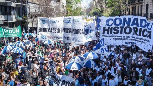 Docentes universitarios paran 48 horas contra el Gobierno por fondos y salarios.