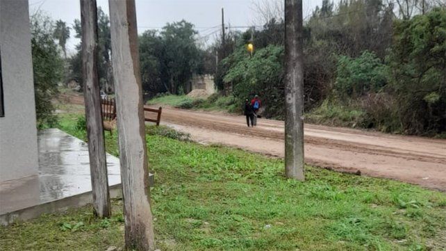 En plena llovizna, un vecino captó a otros quitándose los zapatos, para poder caminar más seguros En plena llovizna, un vecino captó a otros quitándose los zapatos, para poder caminar más seguros