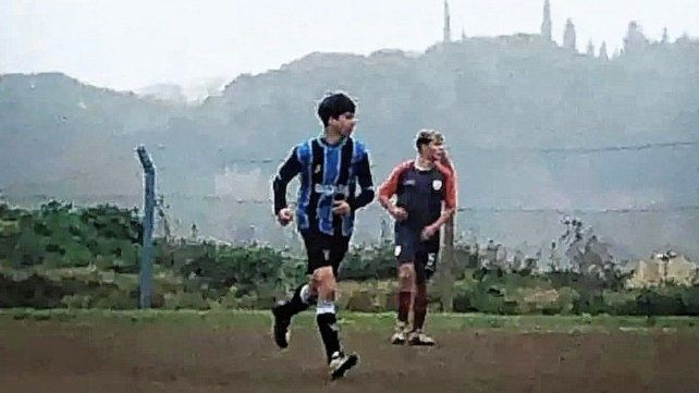 Tiago Cricenti, el jugador de 16 años de Cambaceres que murió tras descompensarse en pleno partido Tiago Cricenti, el jugador de 16 años de Cambaceres que murió tras descompensarse en pleno partido