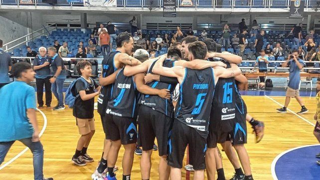 Los jugadores de Echagüe festejan el triunfo ante su gente. Los jugadores de Echagüe festejan el triunfo ante su gente.