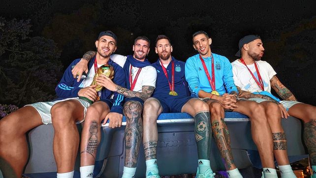 Los jugadores fueron recibidos por una multitud en la llegada.