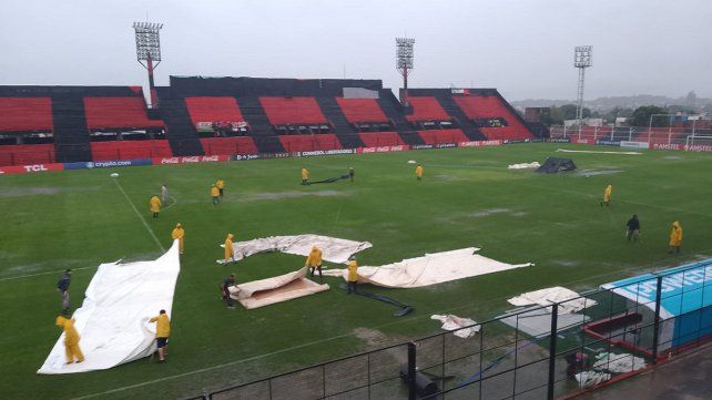 El campo de juego del Grella recibió mucha agua. Patronato-Olimpia finalmente va el jueves en Colón. El campo de juego del Grella recibió mucha agua. Patronato-Olimpia finalmente va el jueves en Colón.