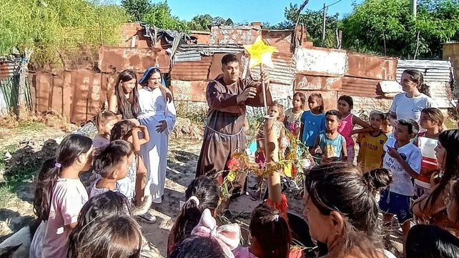 Por los barrios. La parroquia Guadalupe realizó un pesebre junto a las comunidades de los barrios San Martín y Humito. Además de oración y teatralización, hubo merienda con los chicos.