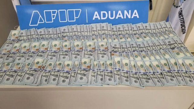 Condenaron a una pareja por intentar ingresar al país con 50.000 dólares sin declarar Condenaron a una pareja por intentar ingresar al país con 50.000 dólares sin declarar