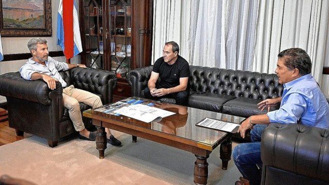 El gobernador Rogelio Frigerio junto a autoridades del autódromo. El gobernador Rogelio Frigerio junto a autoridades del autódromo.