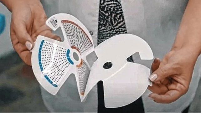 Este dispositivo. Es un termómetro de contacto de alta precisión y permite ver los cambios de temperatura de la mama.