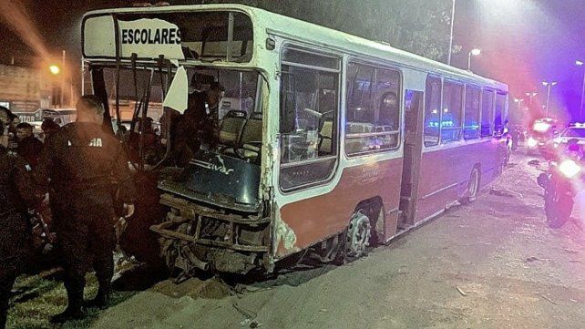 Ocurrió el lunes. El hombre se subió a un colectivo escolar sin ocupantes, que se encontraba estacionado en el barrio Villa Luro y escapó. Al ser perseguido, en su marcha chocó al menos 16 autos