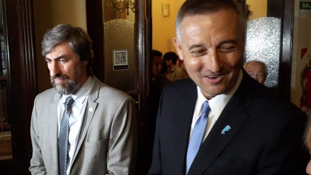 El presidente de la Cámara saliente, Ángel Giano (izq.) y el entrante, Hein El presidente de la Cámara saliente, Ángel Giano (izq.) y el entrante, Hein