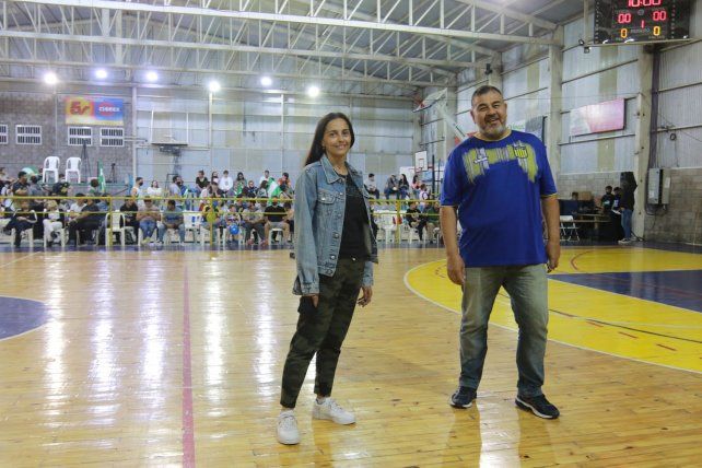 La flamante presidente Yanina Fortina junto al vicepresidente a Néstor Ferrutti.