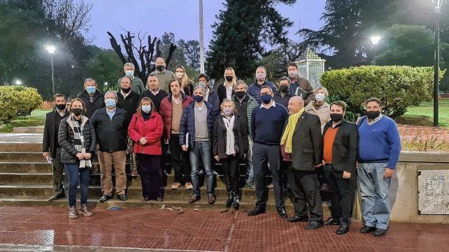 En la sede de la UCR se firmó el acuerdo electoral para las PASO. Luego, bajo la lluvia, se sacaron la foto en la plaza Alvear.