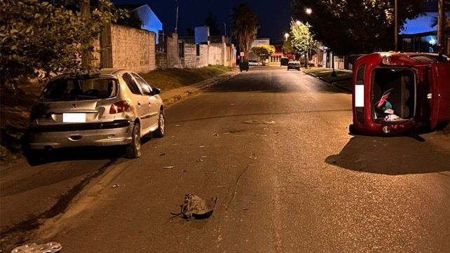 Ocurrió en calle Camino Cuchilla Grande de Paraná. El conductor del automóvil estacionado se encontraba en su interior. Ambos fueron hospitalizados