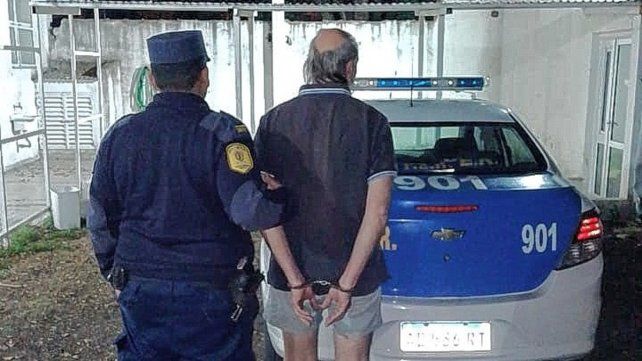 La Policía fue a excluirlo de su hogar en Paraná. Se encerró con su hija de ocho años. En un descuido, la niña logró soltarse y abrió la puerta a la policía