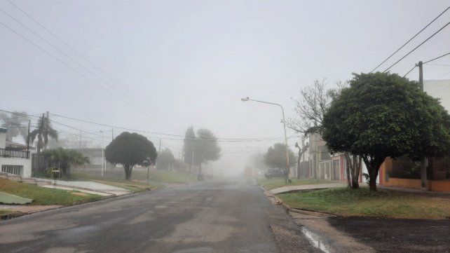 Una imagen de la neblina en un barrio de Paraná, este sábado.